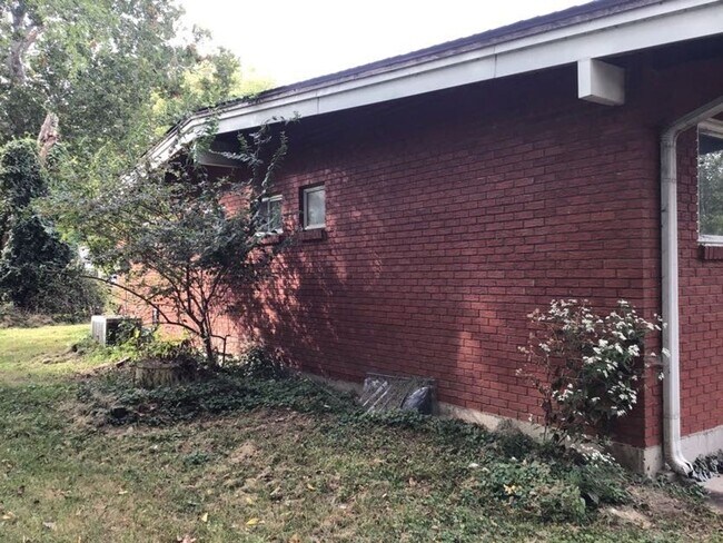 Building Photo - 5323 NW Edgewood Cir