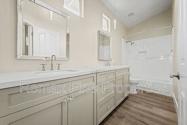 Building Photo - 9118 E Topeka Dr
