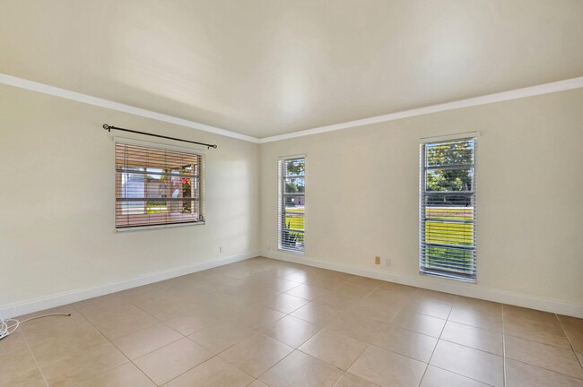 Building Photo - 2840 SW 13th St