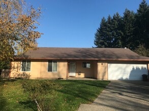 Building Photo - Adorable 3 Bed 2 Bath Ranch Style Home on ...