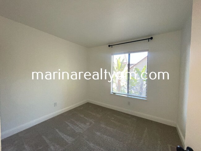 Building Photo - Two Story Crockett Condo Two-Off Street Pa...
