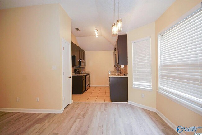 Building Photo - 102 Vistawood Ct