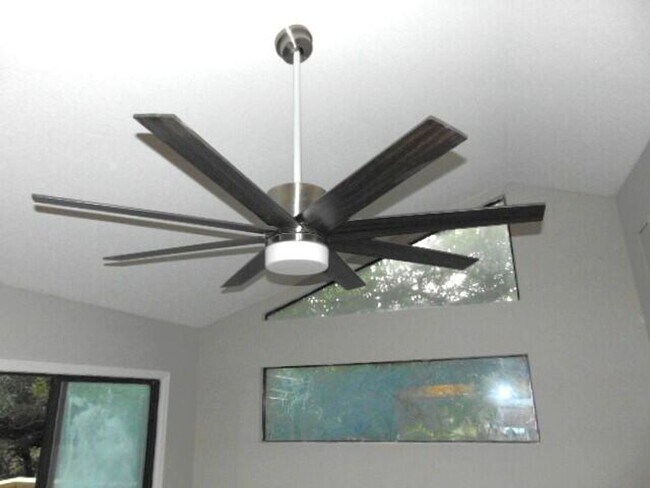 Building Photo - END UNIT TOWNHOME