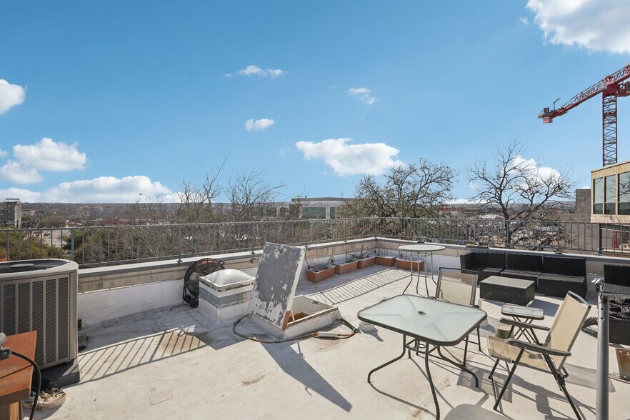 Building Photo - 1106 W 6th St