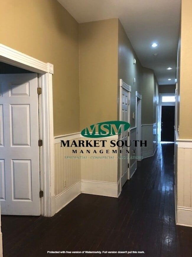 Building Photo - DOWNTOWN 3 BEDROOM!