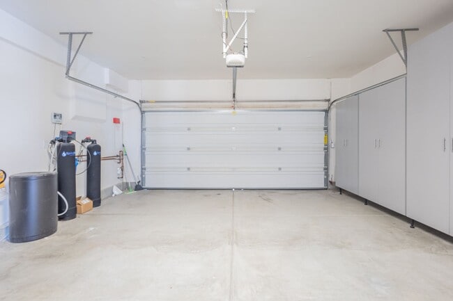 Building Photo - 16220 Retreat Ct