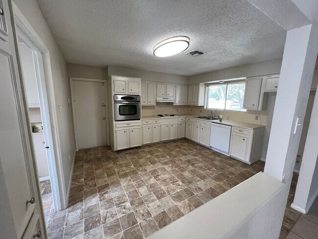 Building Photo - 4929 High Meadow Dr