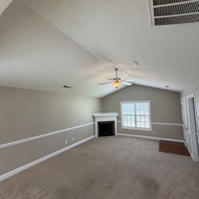 Building Photo - 2552 Saddleback Dr