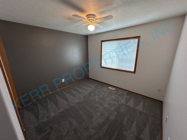 Building Photo - Charming 3-Bed Oasis on SE Sedona Dr - Spa...