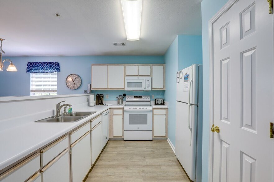 Building Photo - 1278 River Oaks Dr
