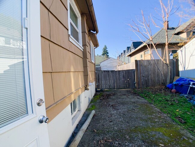 Building Photo - Adorable 3bdrm Home in Great Neighborhood! Lovely Yard!