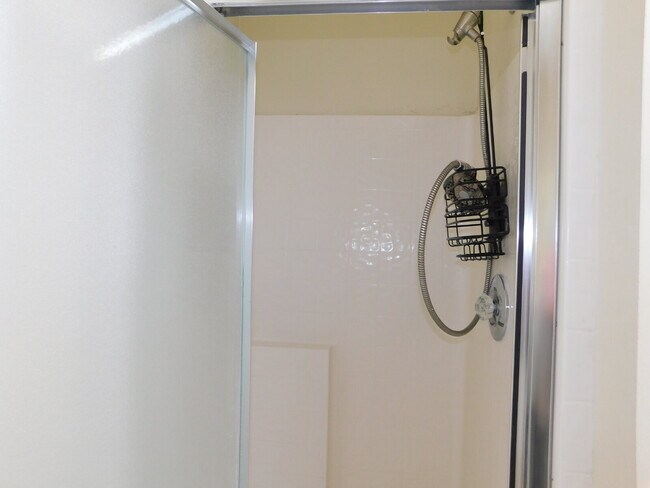 Building Photo - "Spacious 4-Bedroom Gem on Hughart Street with 2.5 Bathrooms and 2108 Sq. Ft. of Comfort!"