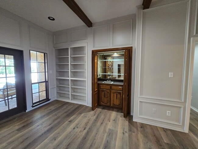 Building Photo - Stunning 4-bd 2.5 bath