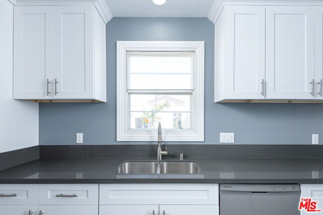 Building Photo - 2107 W 84th Pl