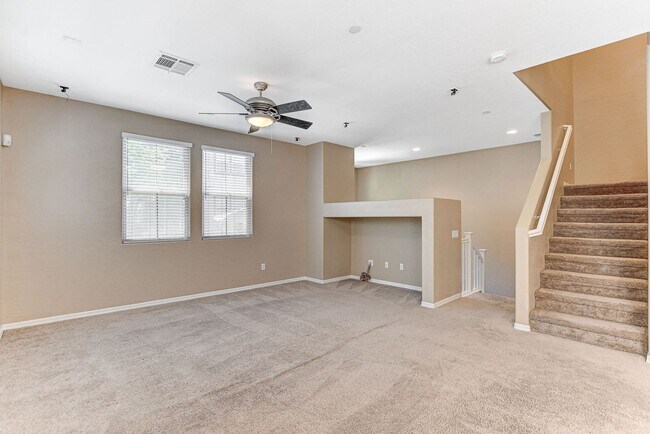 Building Photo - Gorgeous 4 bedroom near Aliante!