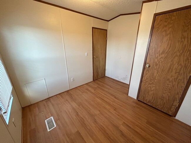 Building Photo - 3 Bed 2 Bath Updated Mobile Home w/ Fenced Yard & Many Amenities