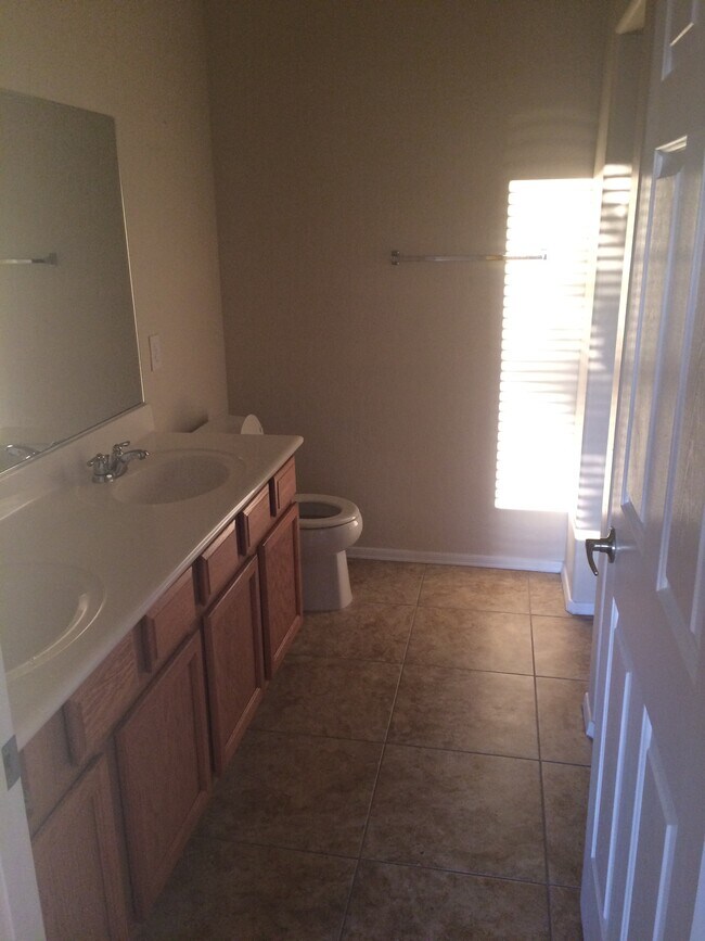 Building Photo - 2305 W Horizon Ridge Pky