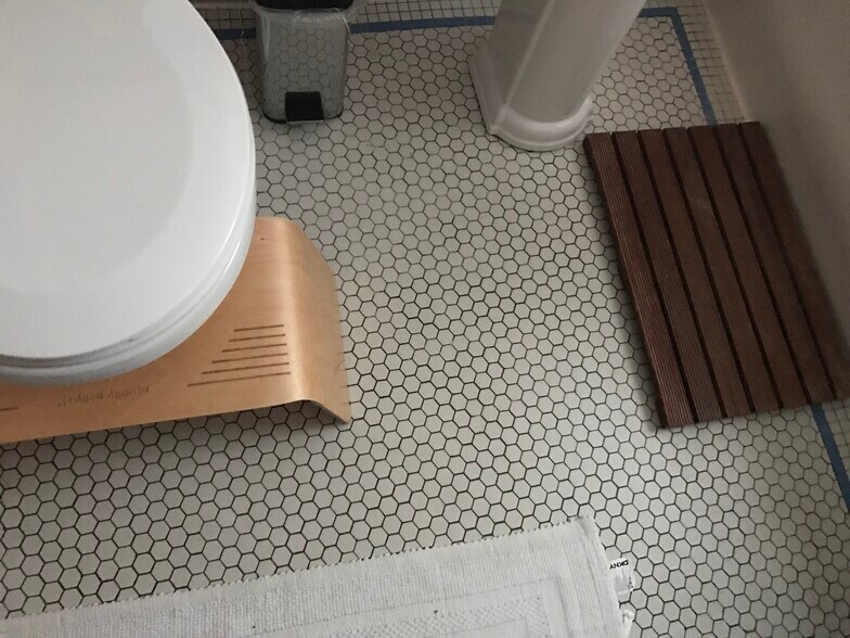 Bathroom Tile - 1105 Emerald St