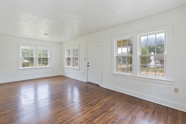 Building Photo - 1304 S Oswego Ave