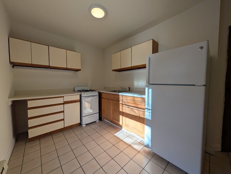 Building Photo - 813 W Cornelia Ave