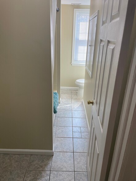 Building Photo - 600 Roxborough Ave