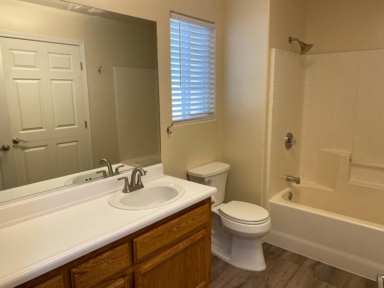 Full Bathroom - 725 Greenwood Meadow Ln