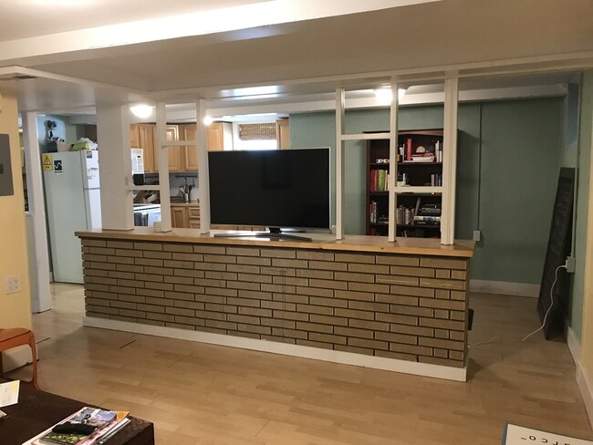 Building Photo - Charming Two Bedroom Garden Level Apartment