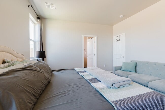Building Photo - Meticulously Clean 3 bedroom 2 bathroom Home