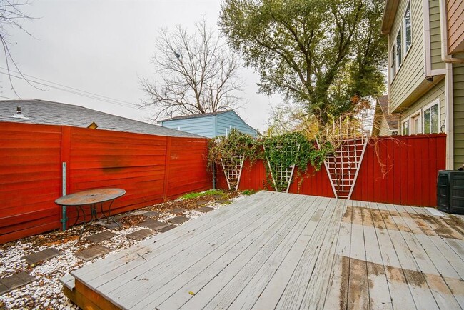 Building Photo - 1205 Aurora St