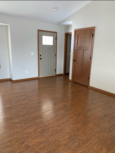Living room - 301 Grovebrook Ct