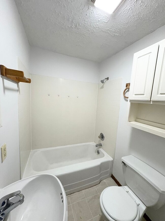 Building Photo - Attached Garage 3 Bed 2 Bath