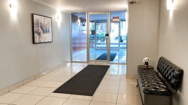 Building Photo - 639 W Grace St