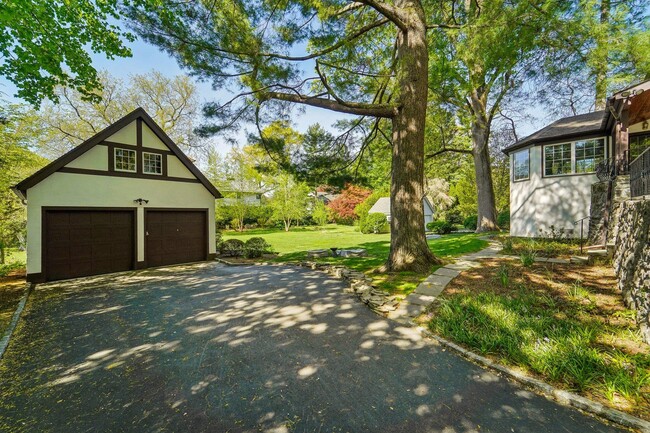 Building Photo - 10 Wayside Ln