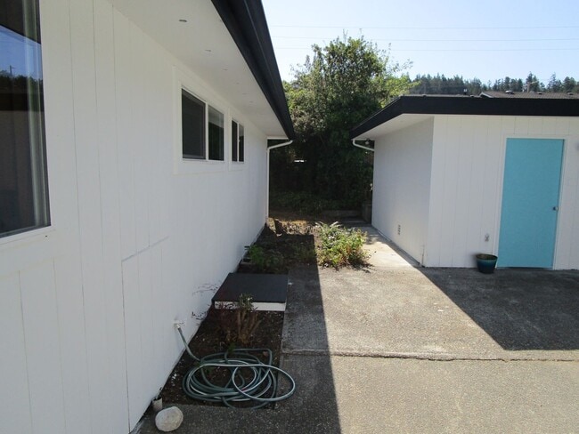 Building Photo - 3001 Oakes Ave