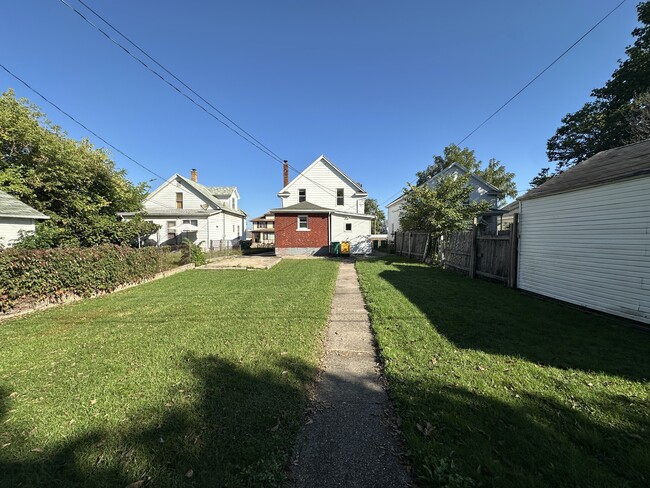 Building Photo - 211 W 9th St
