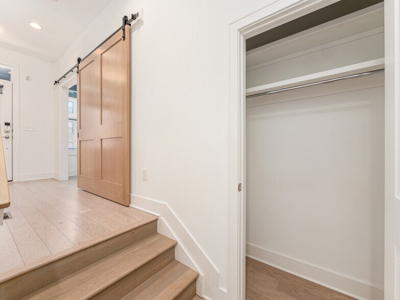 Building Photo - 766 N 6th St