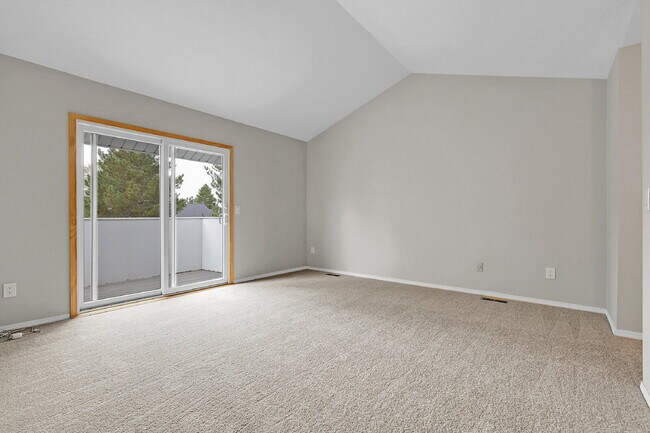 Building Photo - $2,600 - 3 Bed, 1.5 Bath Condo in Aurora w...