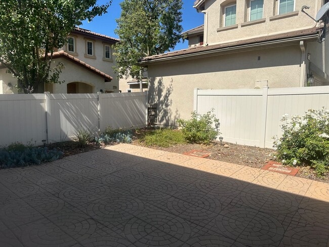 Building Photo - Charming 3 Bedroom, 2.5 Bath Home in North...