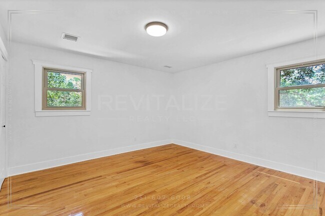 Building Photo - Newly Renovated 3 Bed / 2.5 Bath with Doub...