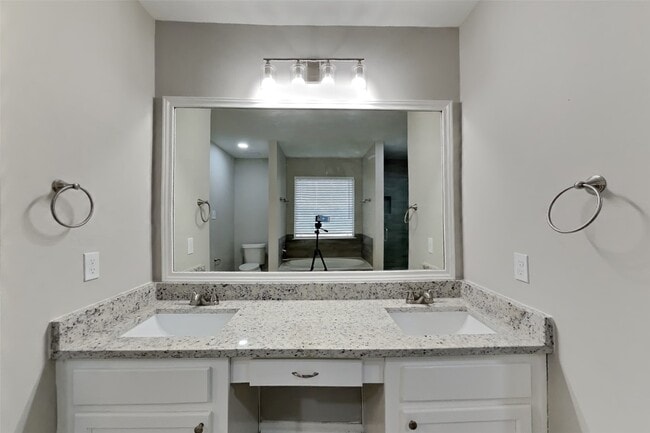 Building Photo - 10834 Glenora Dr