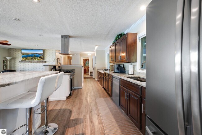 Building Photo - 5521 Silver Sunrise Trail