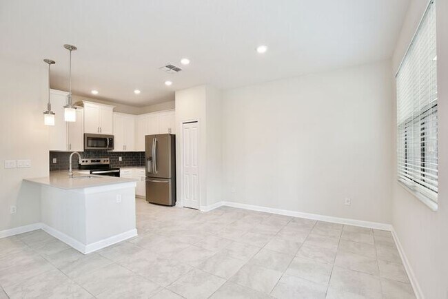Building Photo - Beautiful 4/3.5 Townhome with a Spacious 2 Car Garage Located in Trails at Moss Park - Orlando