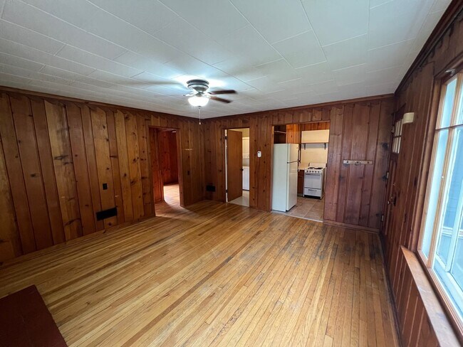 Building Photo - 2 bed 1 bathroom