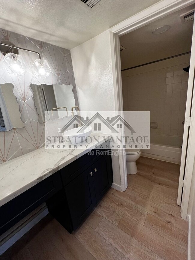 Building Photo - 2625 E Indian School Rd