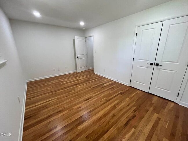 Building Photo - Five Point's hidden 2 Bed 1.5 Bath gem