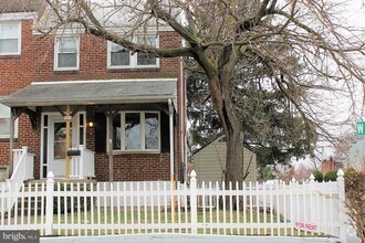 Building Photo - 213 W Riverview Rd