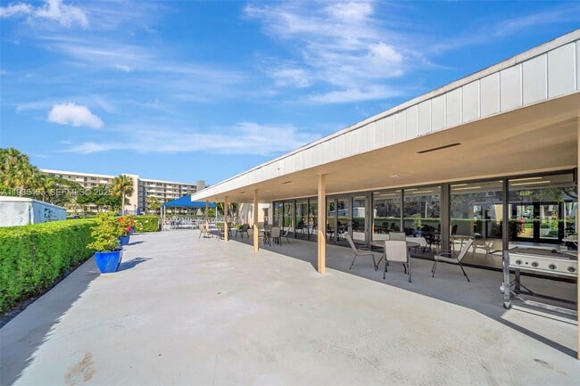 Building Photo - 2450 Deer Creek Country Club Blvd