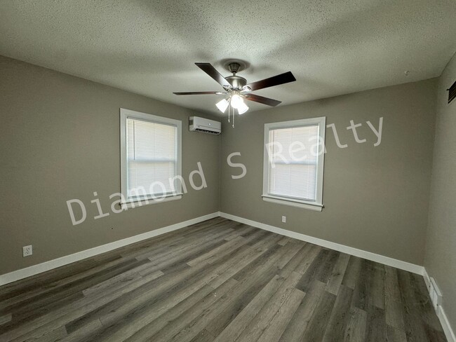 Building Photo - MOVE IN SPECIAL! - Updated 2 bedroom Home ...