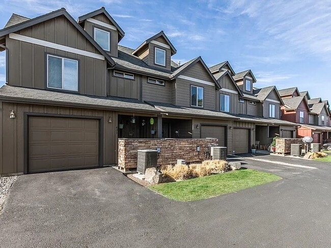 Building Photo - Charming 3 Story Townhome with AC