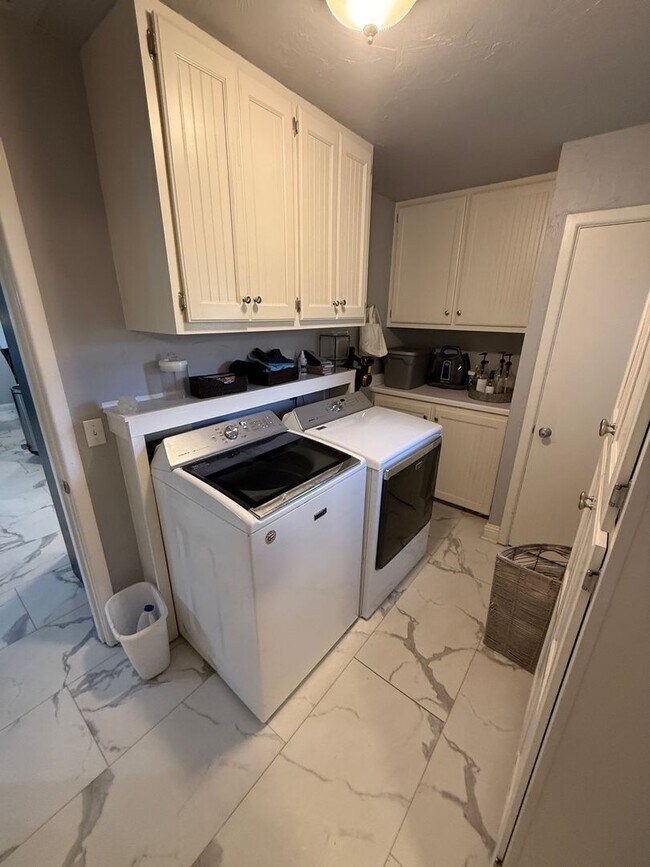 Building Photo - PRE LEASING for Fall 2026! 5 bedroom 3 bath Home!